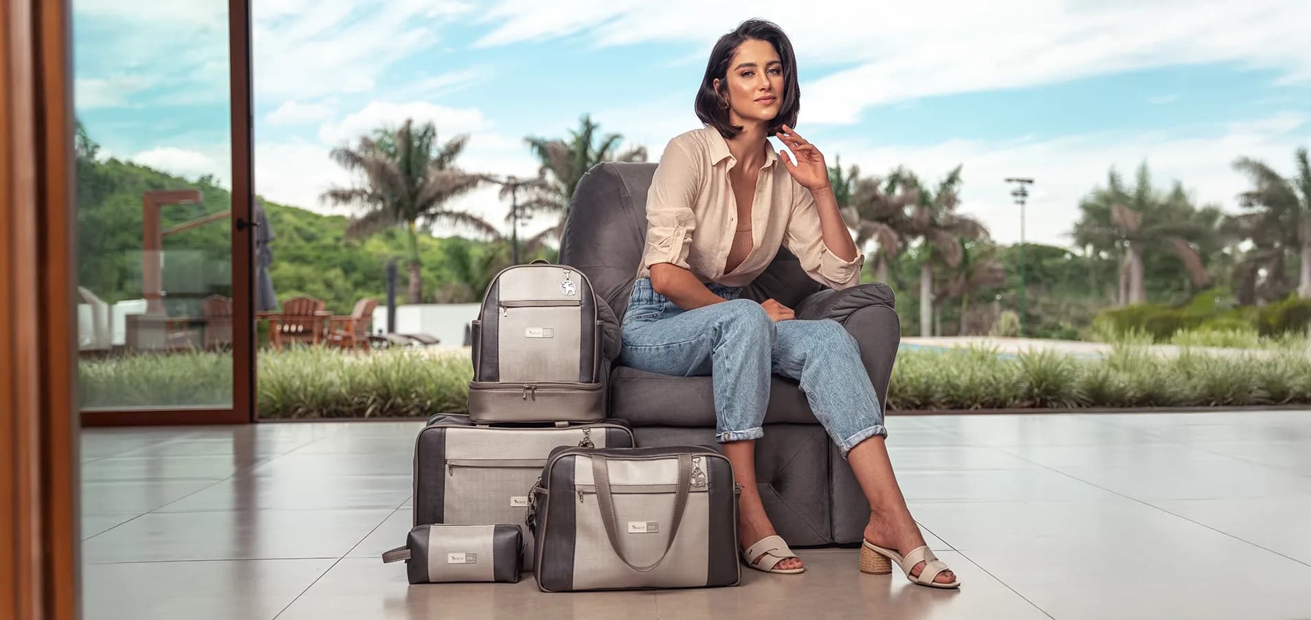 Presente para grávida na Black Friday com bolsa maternidade elegante e itens de enxoval.