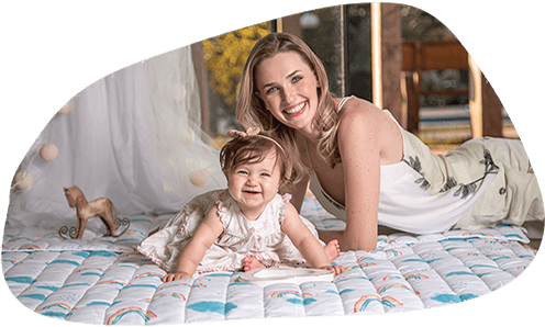 Mãe e bebê sobre tapete mesversário dupla face no quarto