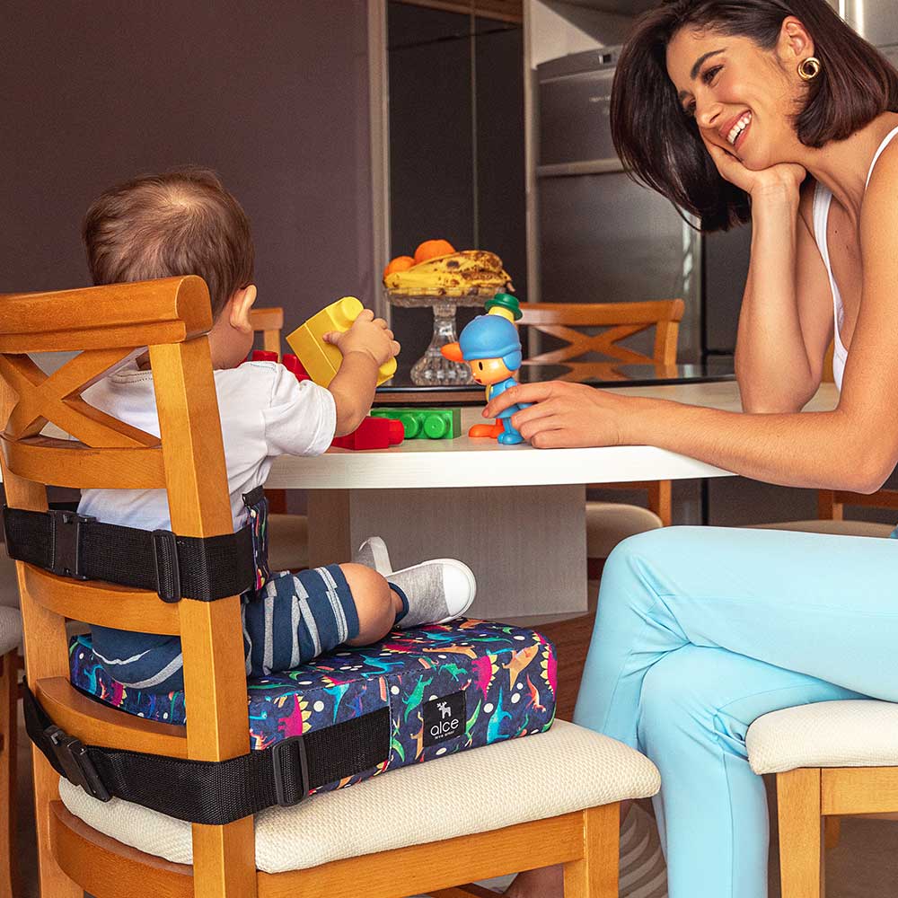 Mãe com seu filho sentados a mesa brincando ou se alimentando com assento de alimentação da usealce