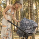 MULHER COM CARRINHO DE BEBê
