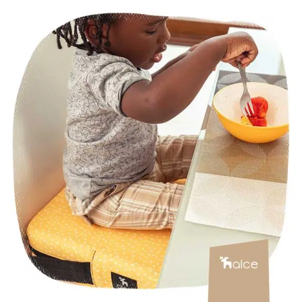 Bebê sentado em assento de alimentação iniciando a introdução alimentar