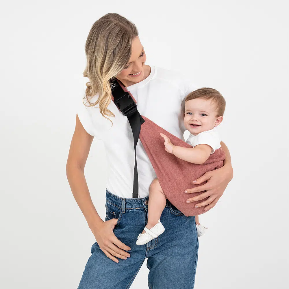 Easy Sling Azul Alce com engate rápido e tecido resistente para carregar bebês de 9 meses a 4 anos com facilidade.