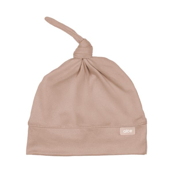 Encante-se com a Touca Nozinho da Coleção Mamãe e Bebê da Usealce, um acessório essencial que combina conforto, estilo e proteção para os primeiros dias do seu bebê. Feita com tecidos suaves e seguros, esta touca é perfeita para a pele delicada dos recém-nascidos, oferecendo um toque leve e macio.