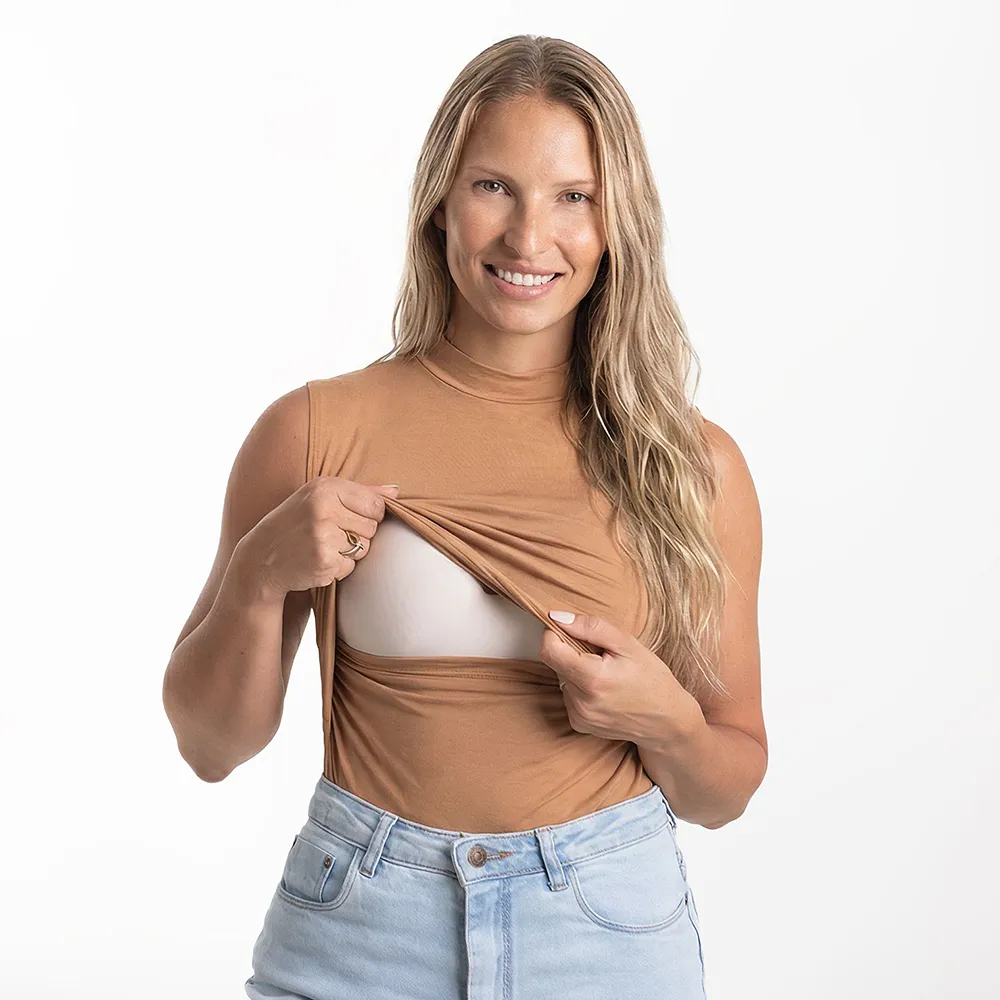 Regata Essencial Amamentação Caramelo para grávidas e mamães lactantes com acesso ao seio