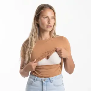 T-shirt Essencial Amamentação Caramelo Use Alce. Blusinha para gestante e maternidade