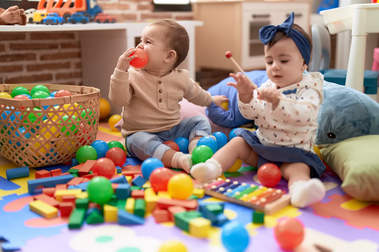 Brincar é uma delícia! — bebês brincando com brinquedos